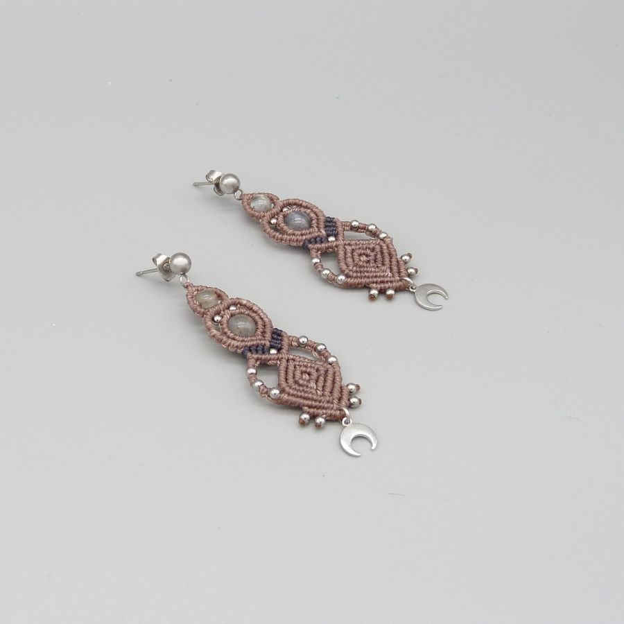 Boucles d'oreilles  en micro-macram&eacute; couleur taupe