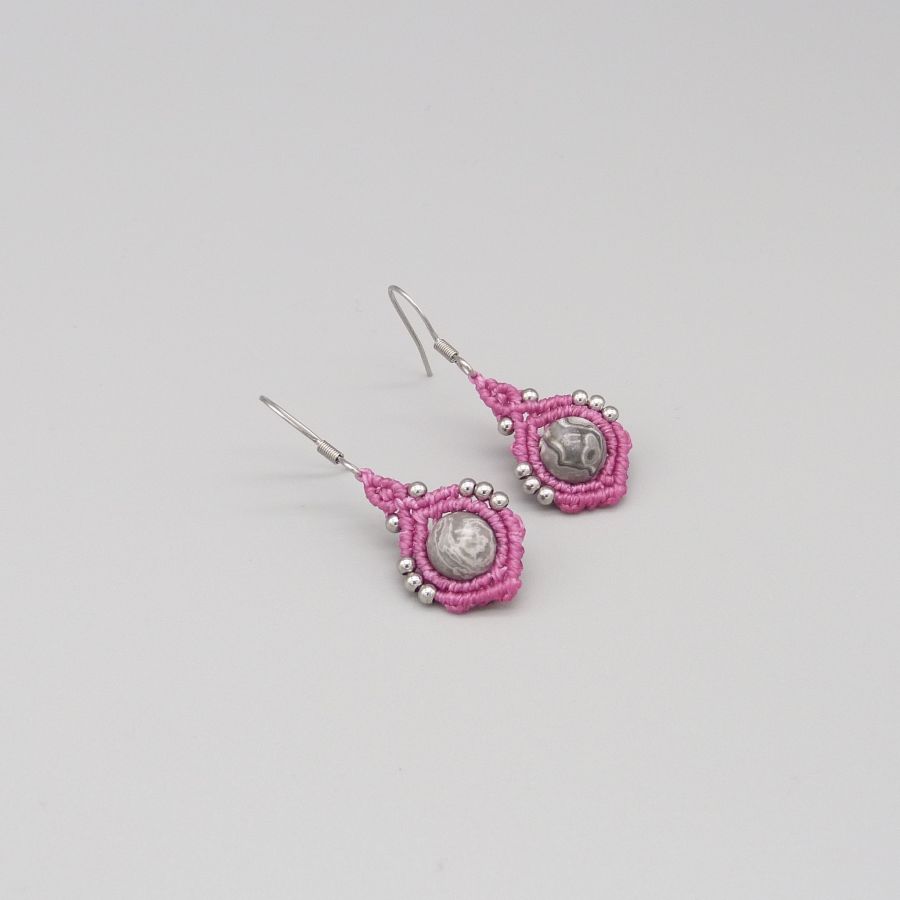 Boucles d'oreilles  en micro-macram&eacute; rose bonbon avec des perles en jaspe feuille d'argent