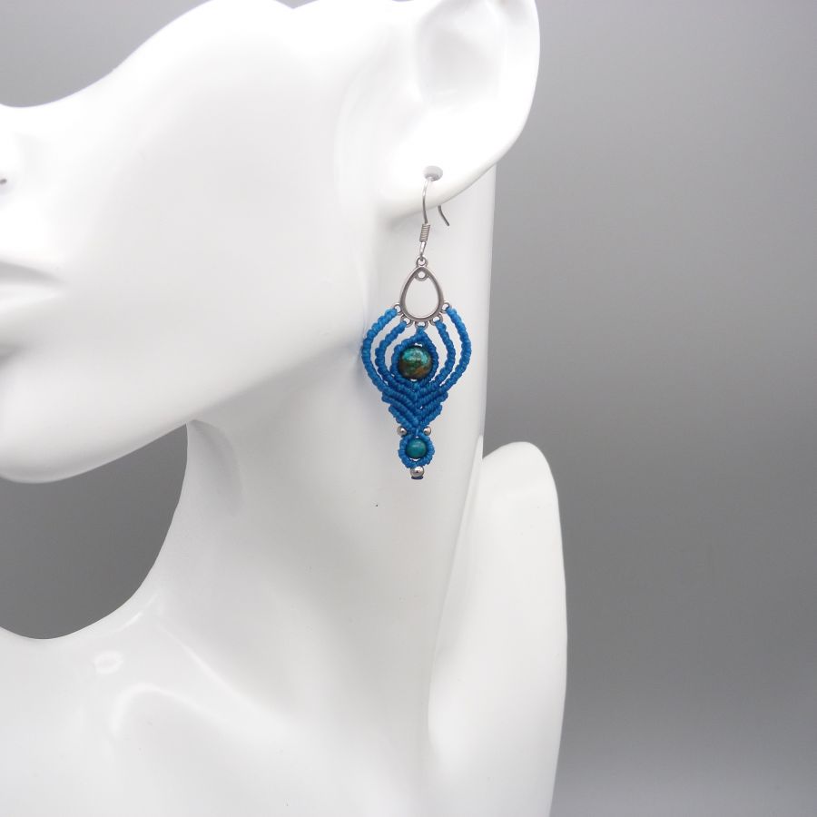 Boucles d'oreilles  en micro-macram&eacute; bleues turquoise avec deux perles en chrysocolle