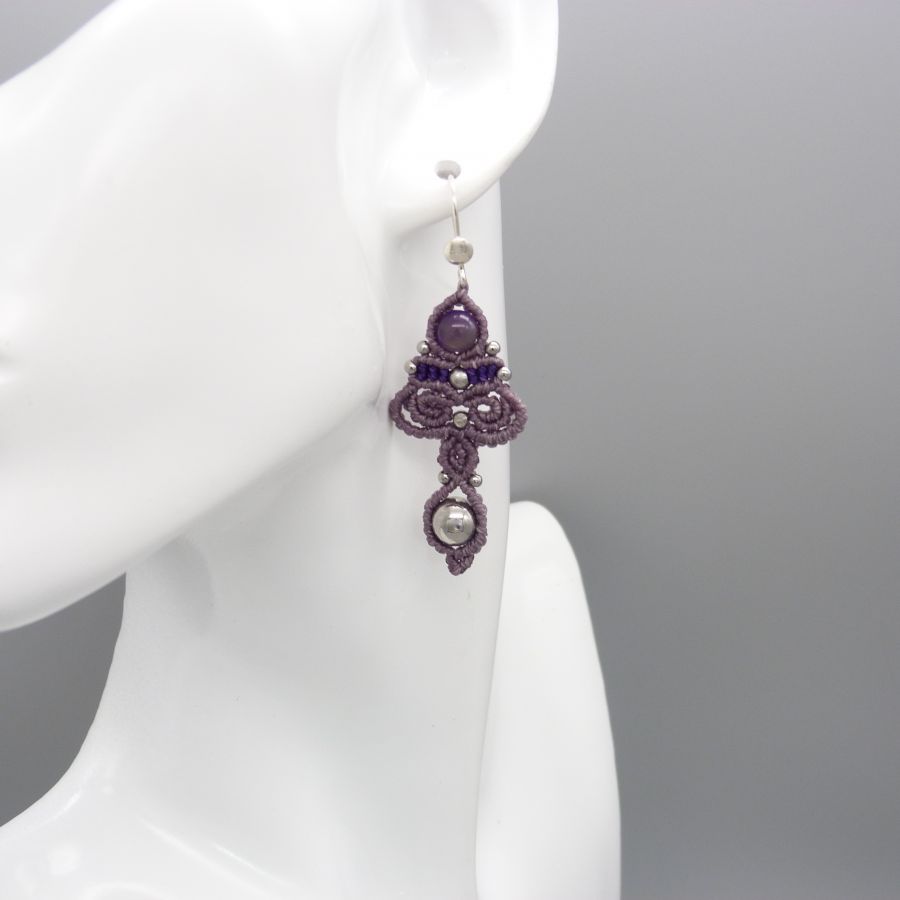 Boucles d'oreilles  en micro-macram&eacute; ton violet