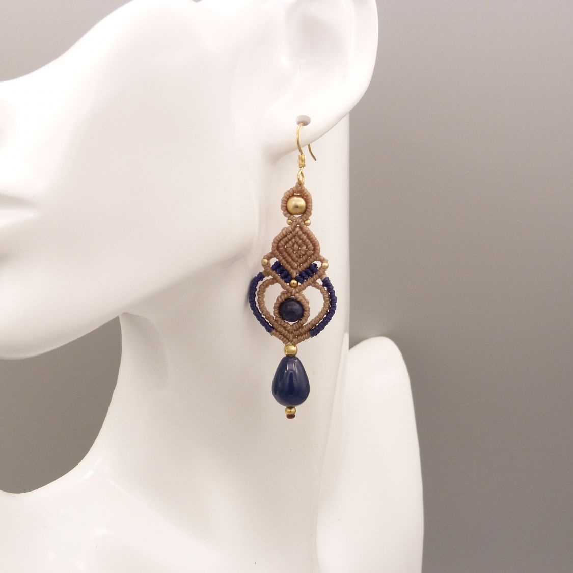 Boucles d'oreilles  en micro-macram&eacute; tons beige et bleu fonc&eacute; 