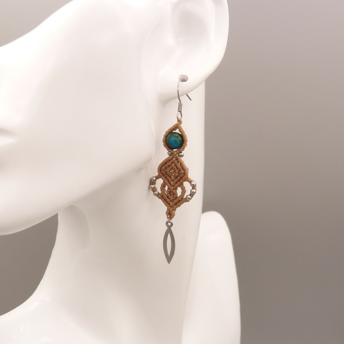 Boucles d'oreilles  en micro-macram&eacute; beige clair