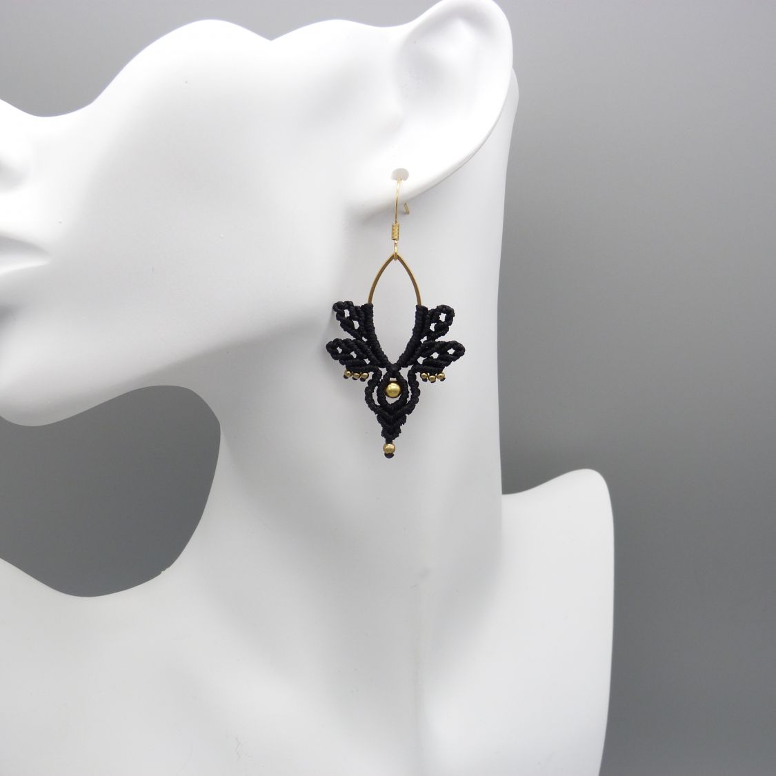 Boucles d'oreilles  en micro-macram&eacute; noires et dor&eacute;es