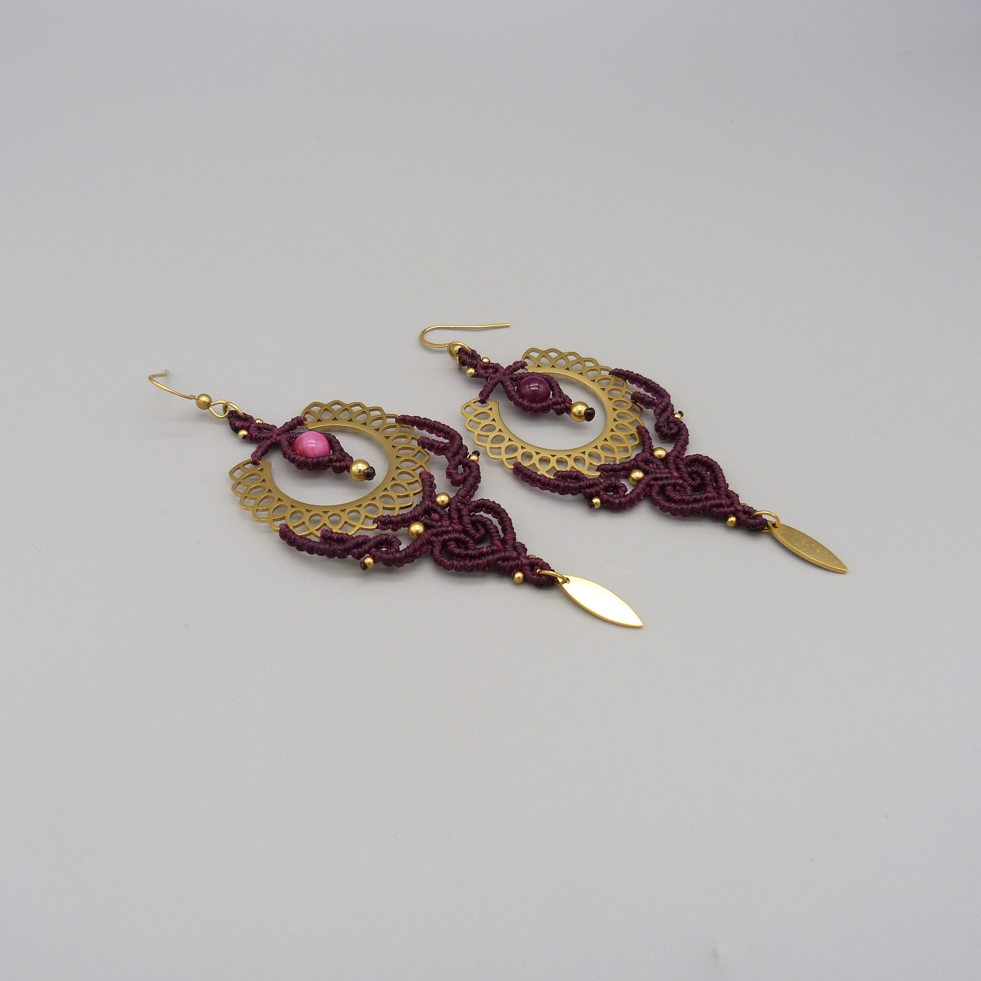 Boucles d'oreilles artisanales en micro-macramé prune et acier doré.