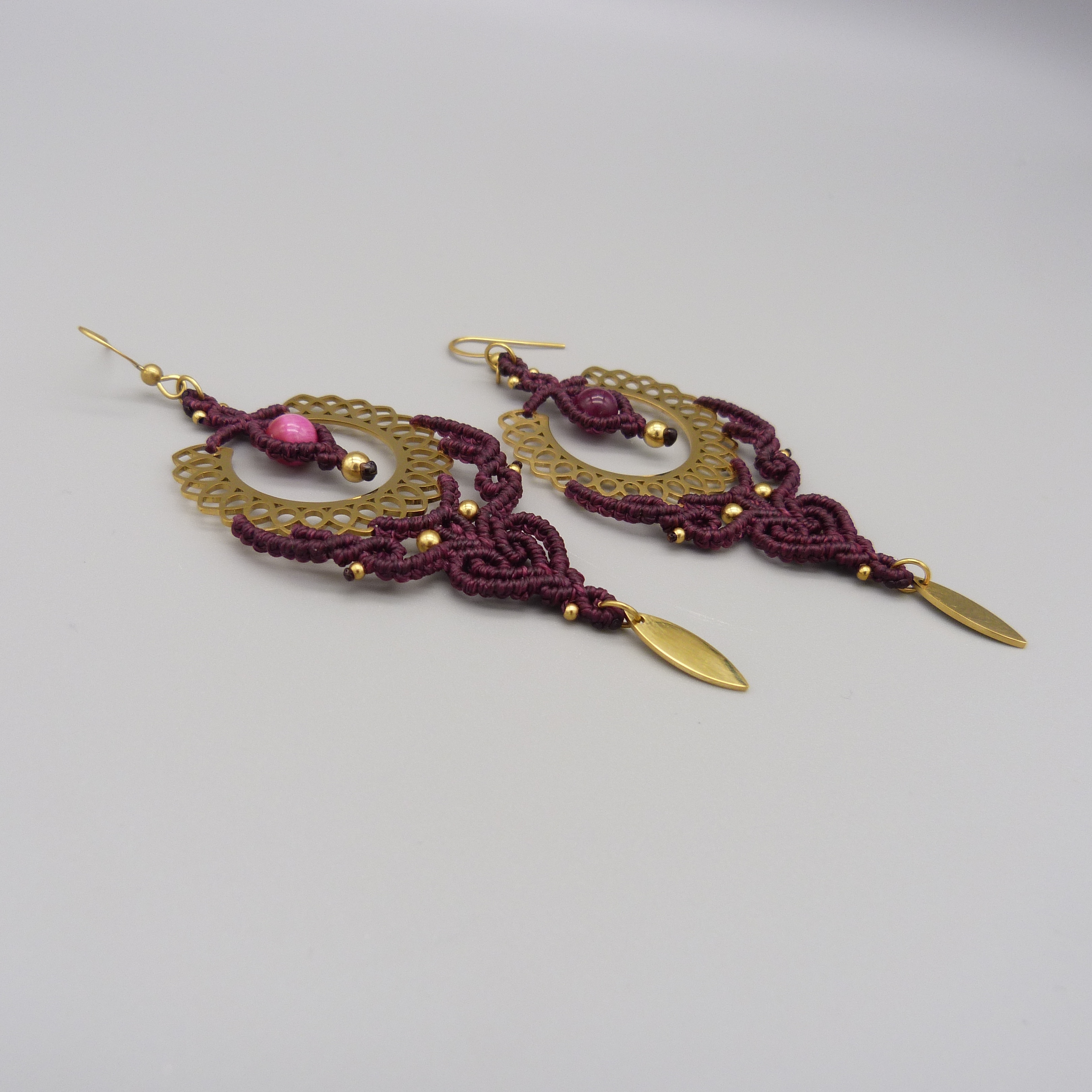 Boucles d'oreilles artisanales prune en micro-macramé et acier doré.