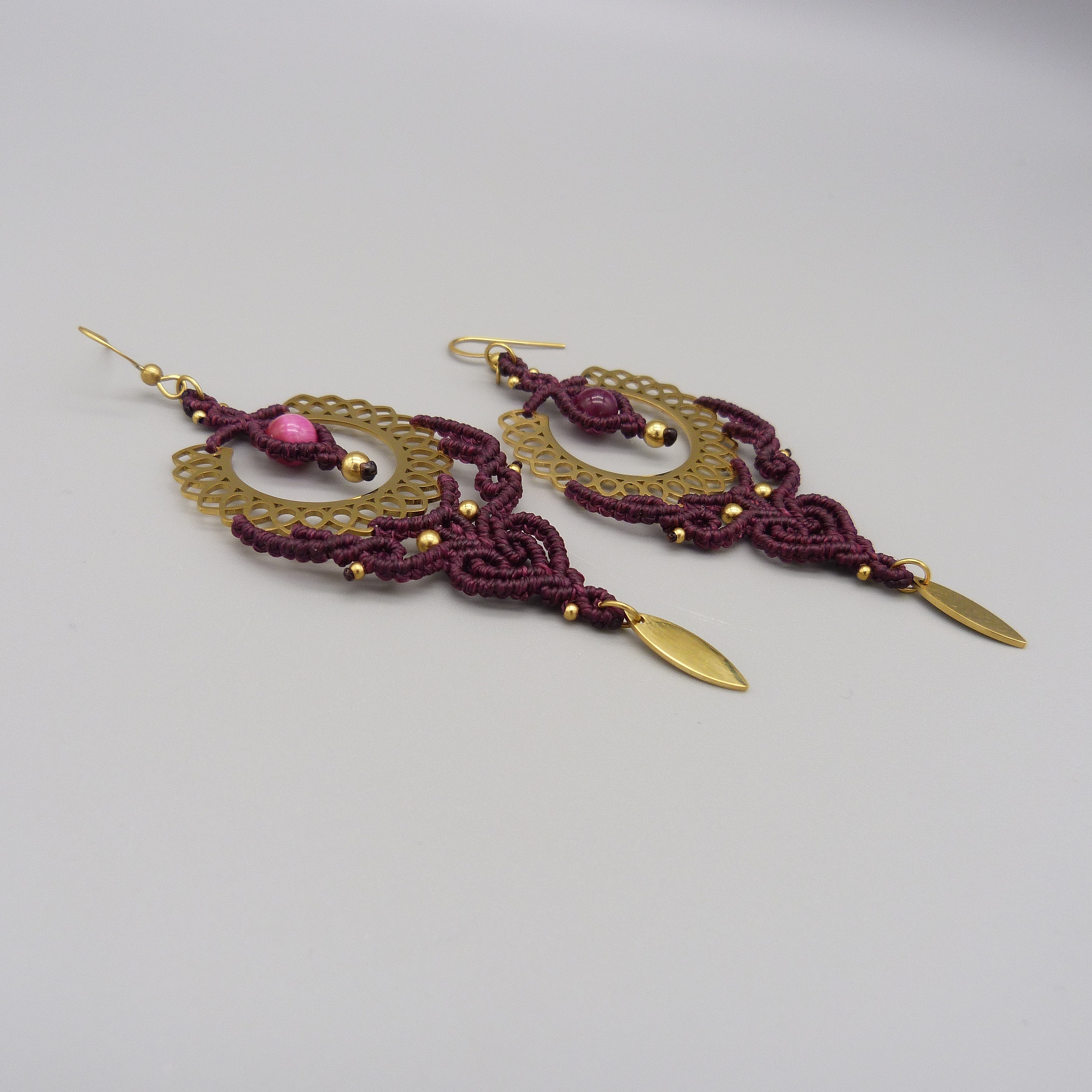 Boucles d'oreilles artisanales prune en micro-macramé et acier doré.