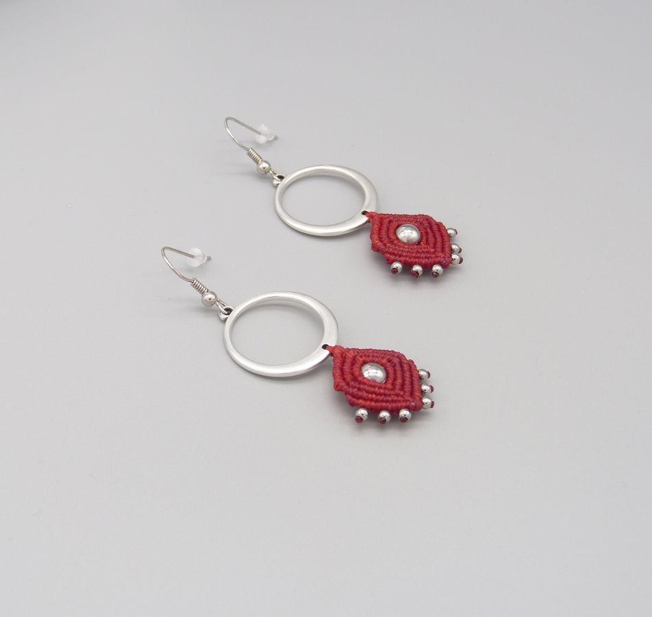 Boucles d'oreilles rouges en micro-macram&eacute;  