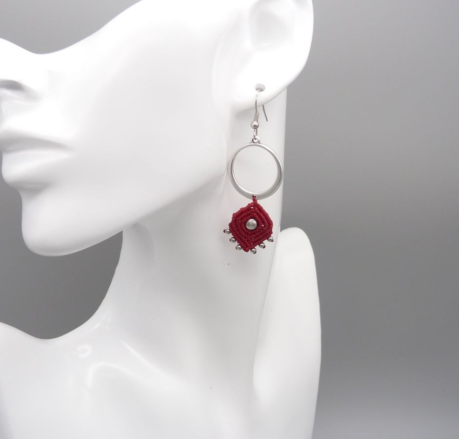 Boucles d'oreilles rouges en micro-macram&eacute;  