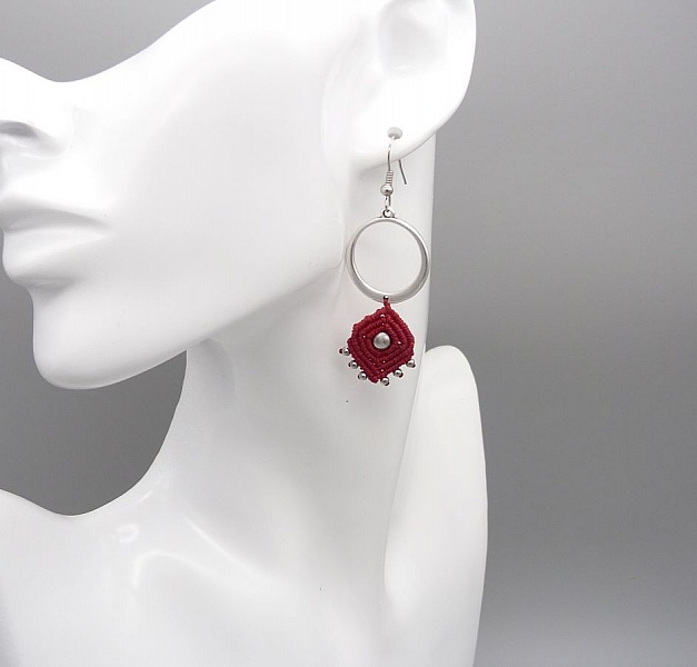 Boucles d'oreilles rouges en micro-macram&eacute;  