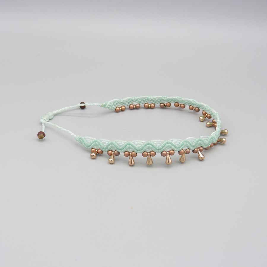 Bracelet de cheville en micro-macramé vert menthe à perles.