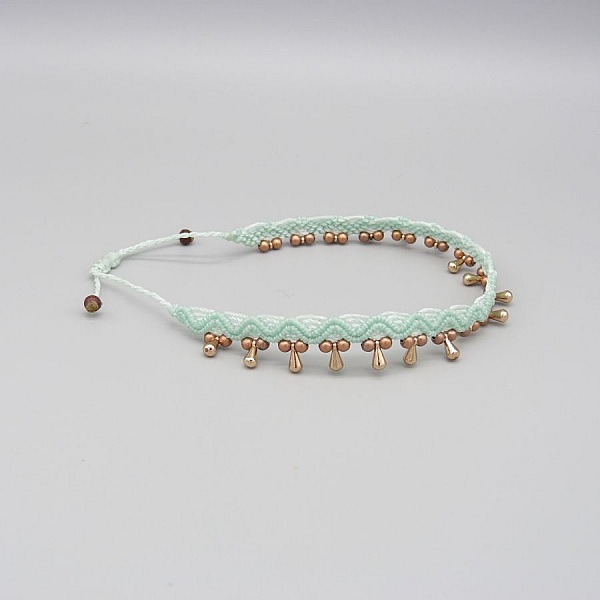 Bracelet de cheville en micro-macramé vert menthe à perles.