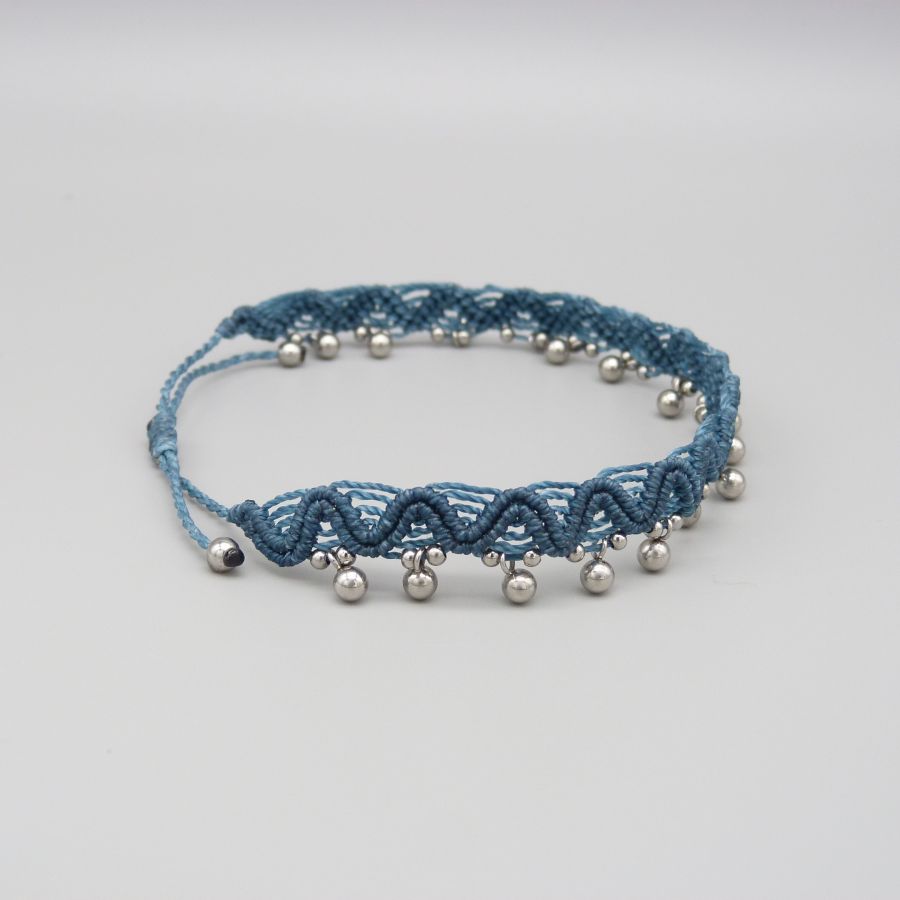 Bracelet de cheville en micro-macramé bleu canard avec perles.