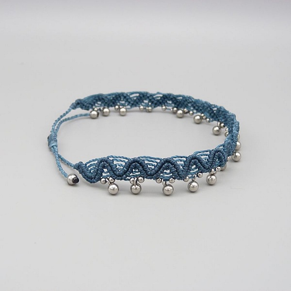 Bracelet de cheville en micro-macramé bleu canard avec perles.