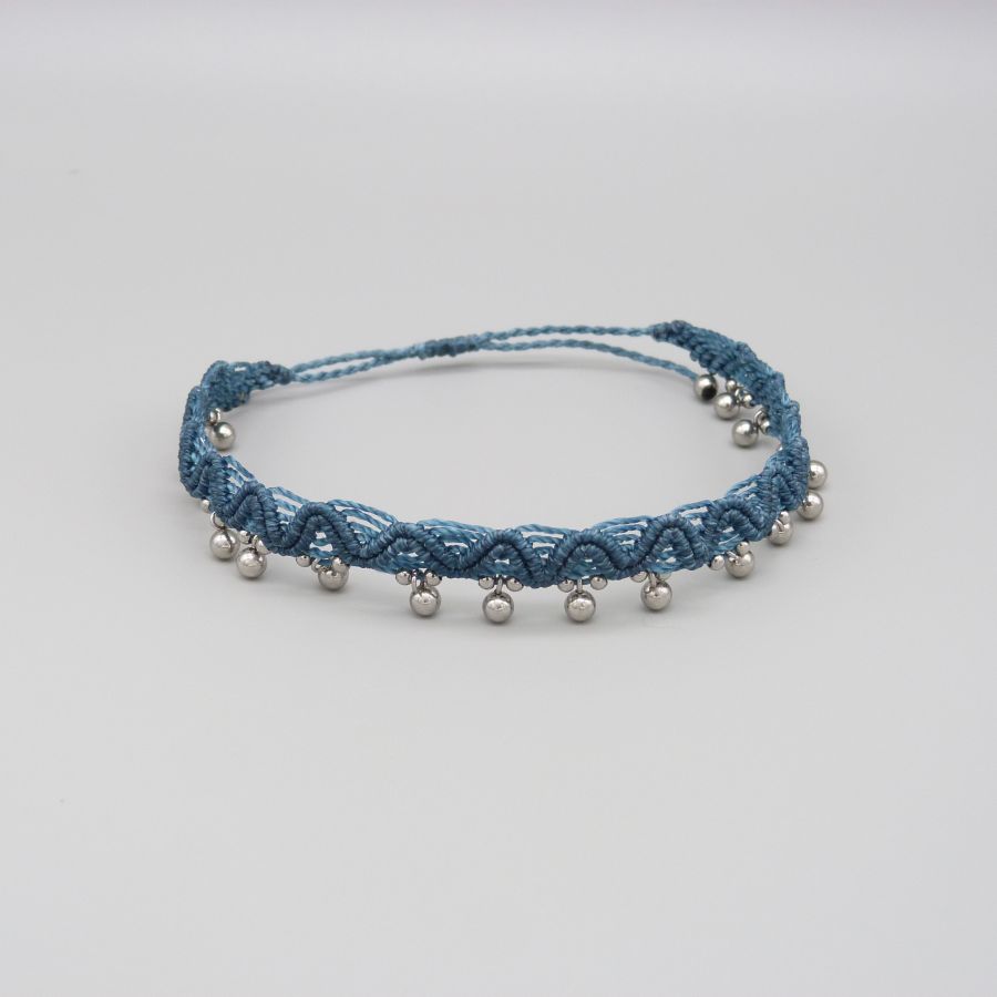 Bracelet de cheville en micro-macramé bleu canard avec perles.