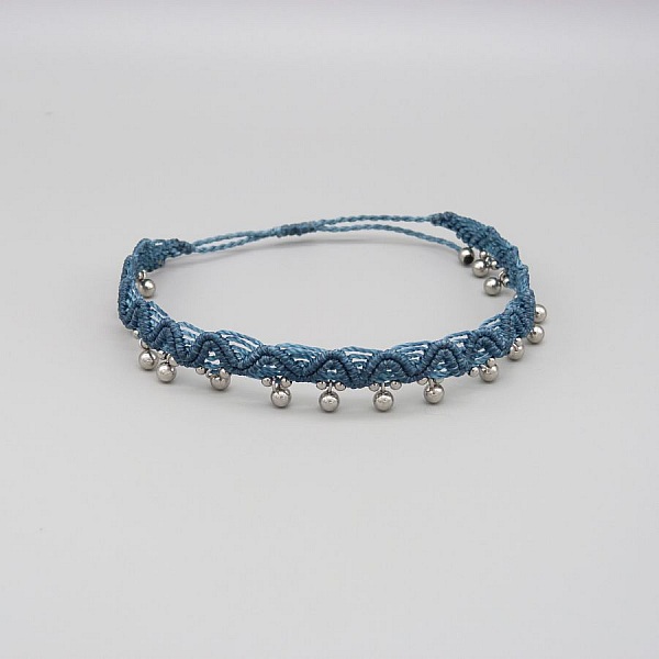 Bracelet de cheville en micro-macramé bleu canard avec perles.