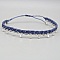 Bracelet de cheville en micro-macramé bleu avec perles argentées.