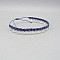 Bracelet de cheville en micro-macramé bleu avec perles argentées.
