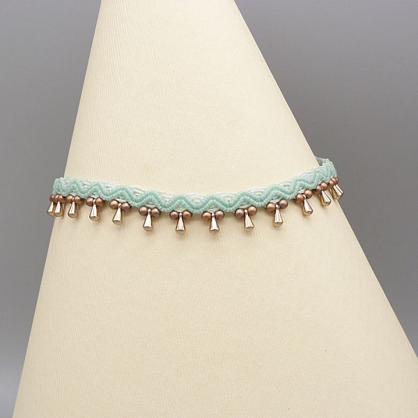 Bracelet de cheville en micro-macramé vert menthe à l'eau.