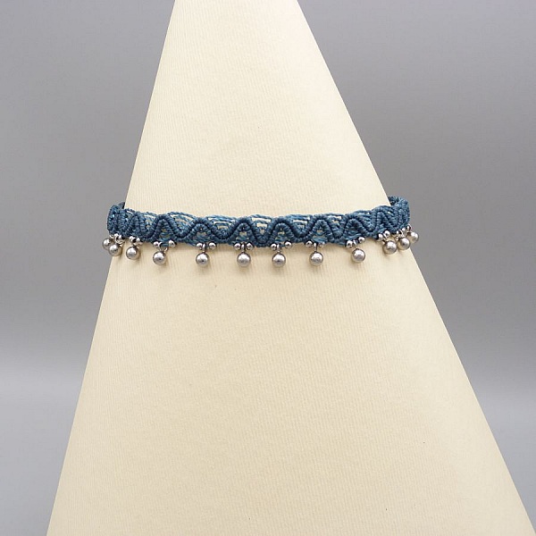 Bracelet de cheville en micro-macramé bleu canard avec perles.