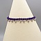 Bracelet de cheville en micro-macramé violet avec perles argentées.