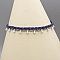 Bracelet de cheville en micro-macramé bleu canard avec perles.