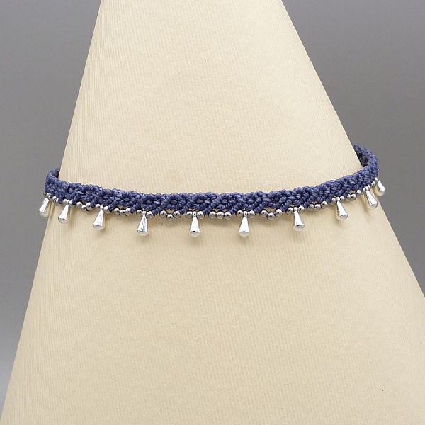 Bracelet de cheville en micro-macramé bleu canard avec perles.
