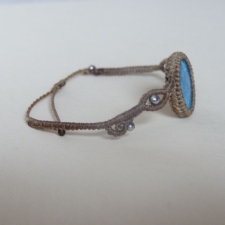 Bracelet kaki en micro-macram&eacute; avec une c&eacute;ramique effet craquel&eacute; bleue