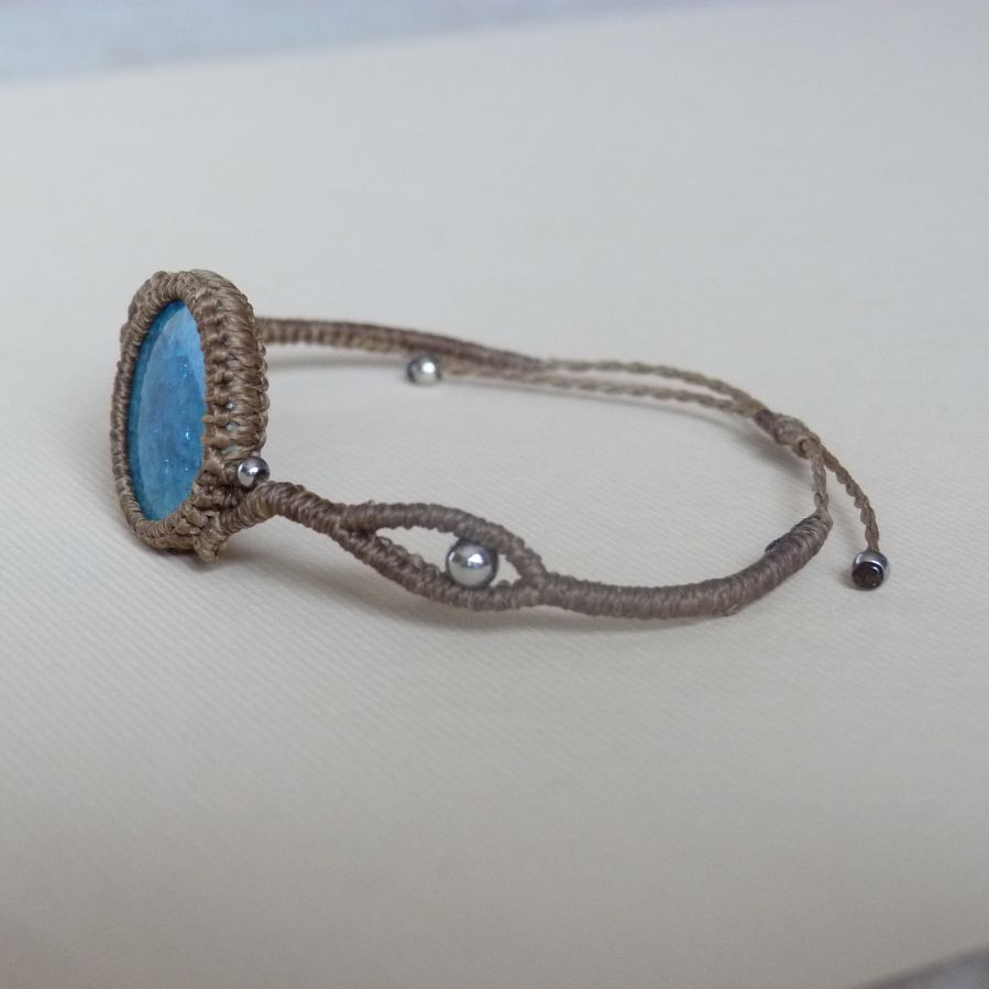 Bracelet kaki en micro-macram&eacute; avec une c&eacute;ramique effet craquel&eacute; bleue
