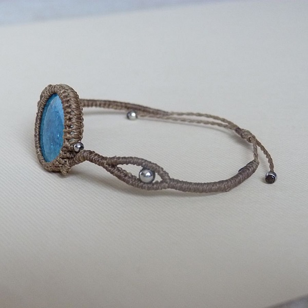 Bracelet kaki en micro-macram&eacute; avec une c&eacute;ramique effet craquel&eacute; bleue