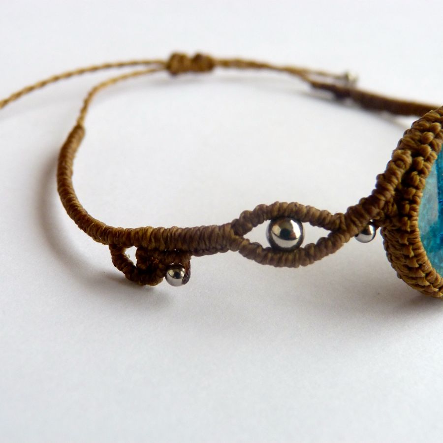 Bracelet kaki en micro-macram&eacute; avec une c&eacute;ramique effet craquel&eacute; bleue