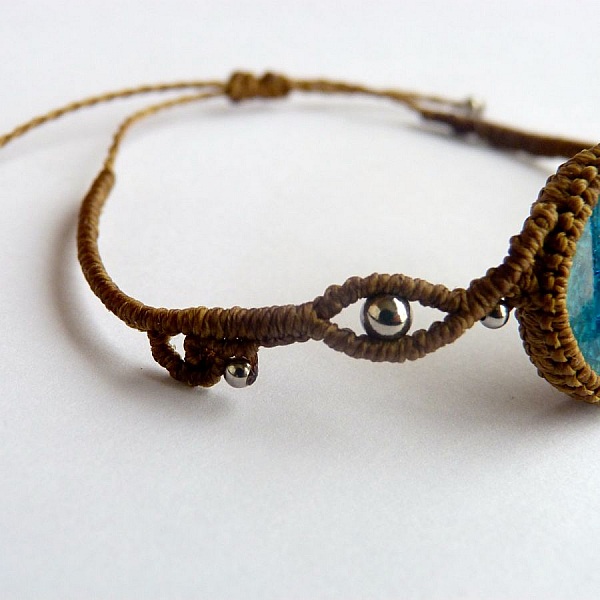 Bracelet kaki en micro-macram&eacute; avec une c&eacute;ramique effet craquel&eacute; bleue