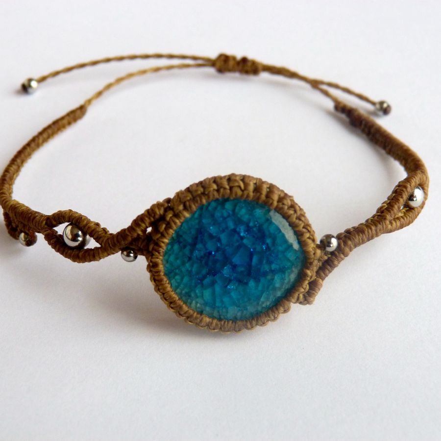 Bracelet kaki en micro-macram&eacute; avec une c&eacute;ramique effet craquel&eacute; bleue