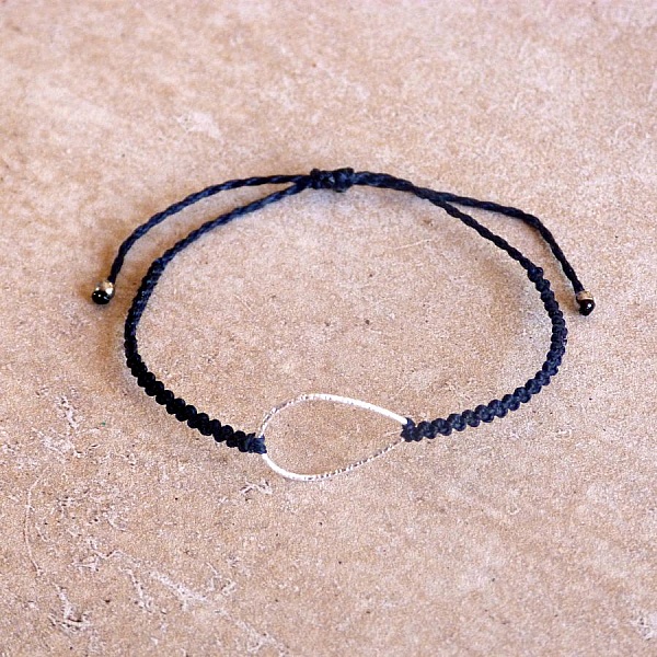 Bracelet  bleu fonc&eacute; en micro-macram&eacute; avec une goutte en argent