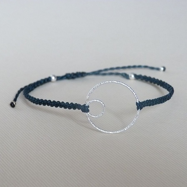 Bracelet fin en micro-macram&eacute; bleu canard avec un double-cercle en argent