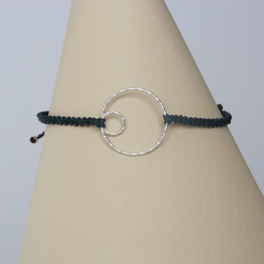 Bracelet fin en micro-macram&eacute; bleu canard avec un double-cercle en argent