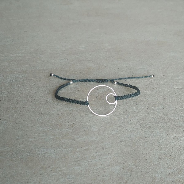 Bracelet fin en micro-macram&eacute; bleu canard avec un double-cercle en argent