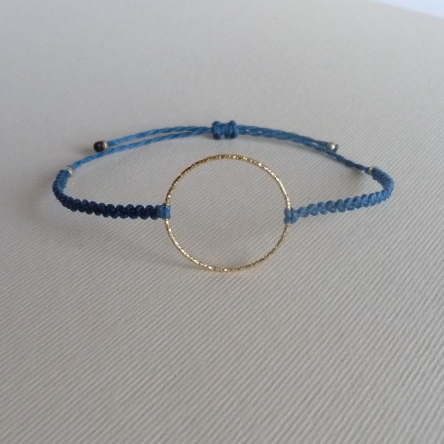 Bracelet en micro-macramé bleu avec anneau doré à l'or fin.