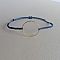 Bracelet en micro-macramé bleu avec anneau doré à l'or fin.
