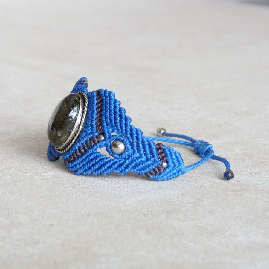 Bracelet manchette en micro-macram&eacute; bleu roi et marron avec une pierre naturelle, la labradorite 