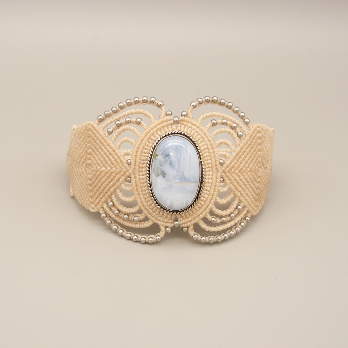 Bracelet en micro-macram&eacute; beige clair avec une agate sertie