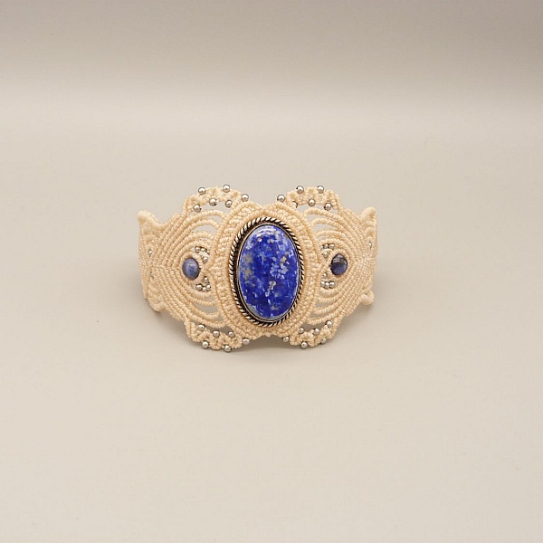 Bracelet en micro-macram&eacute; beige clair avec un lapis lazuli