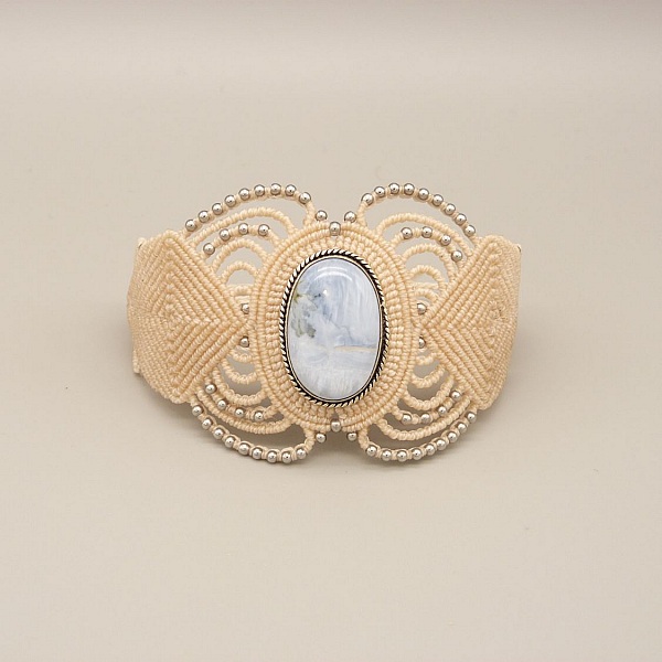 Bracelet en micro-macram&eacute; beige clair avec une agate sertie