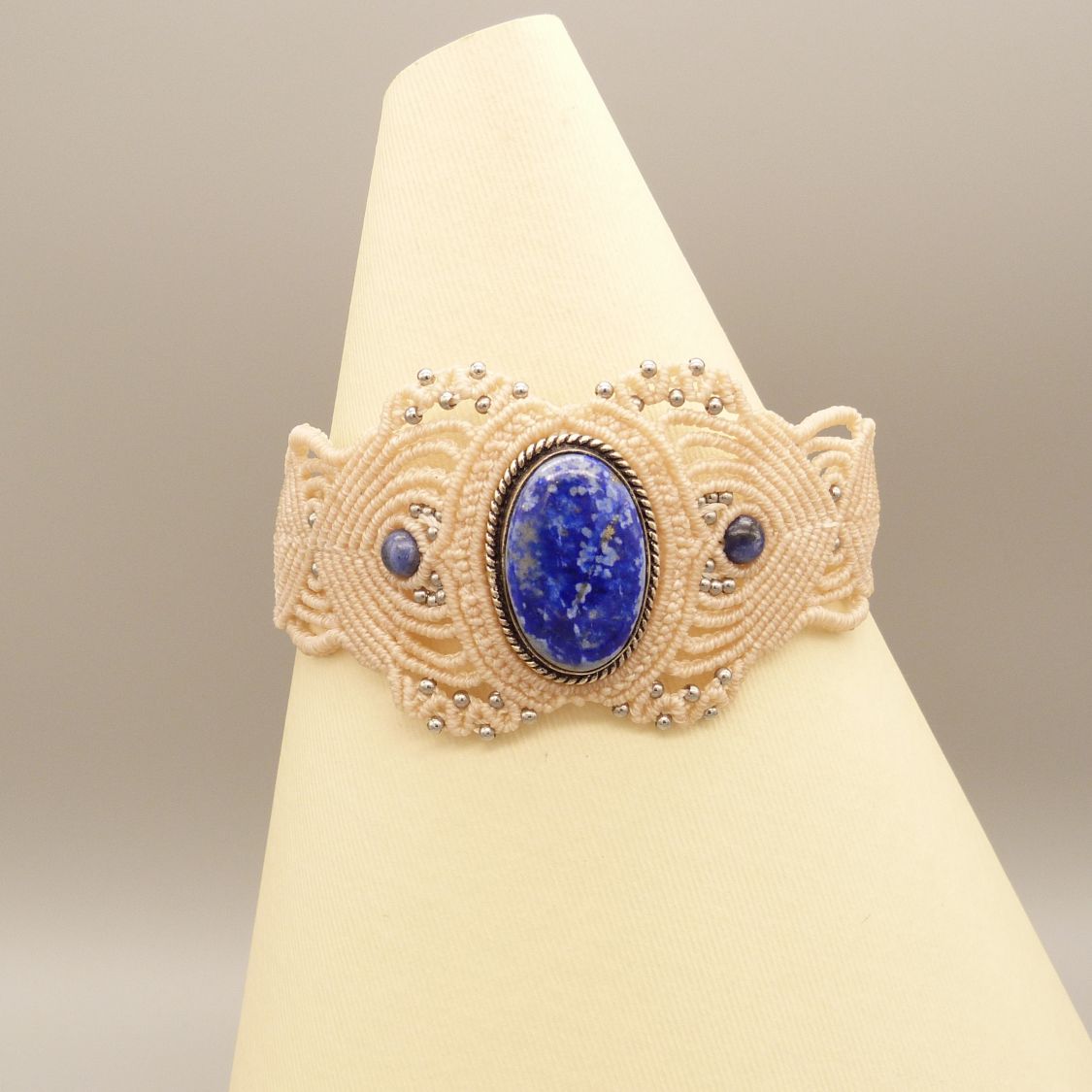 Bracelet en micro-macram&eacute; beige clair avec un lapis lazuli