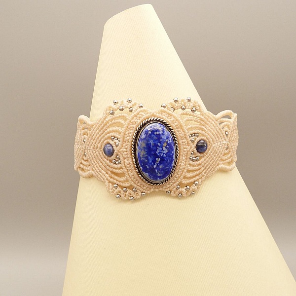 Bracelet en micro-macram&eacute; beige clair avec un lapis lazuli