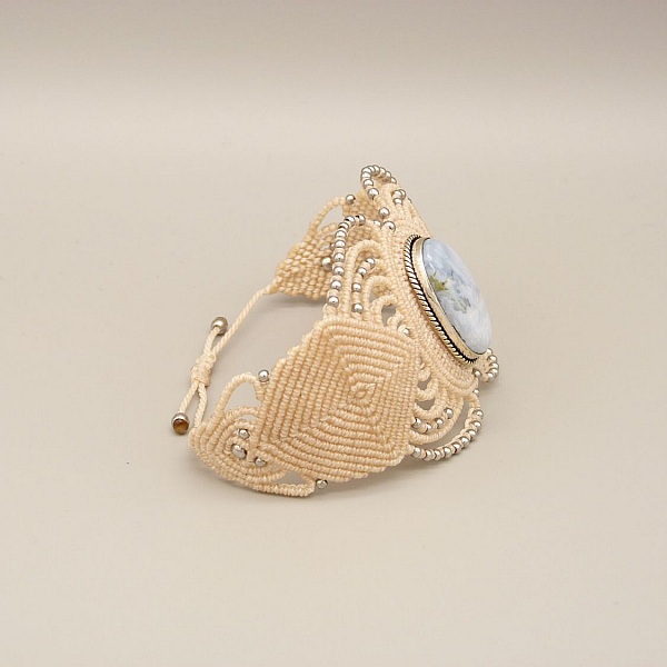 Bracelet en micro-macram&eacute; beige clair avec une agate sertie