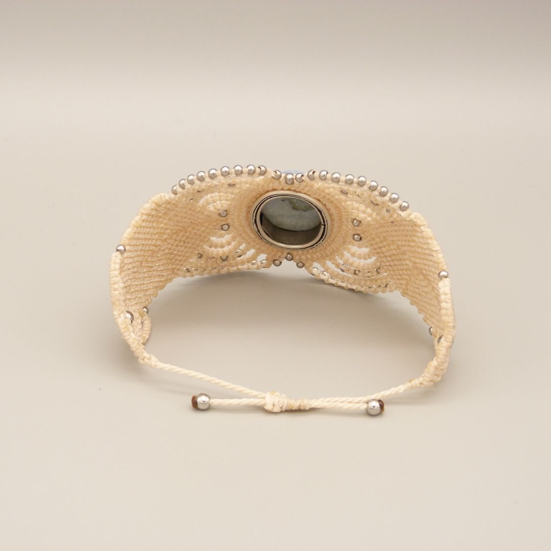 Bracelet en micro-macram&eacute; beige clair avec une agate sertie
