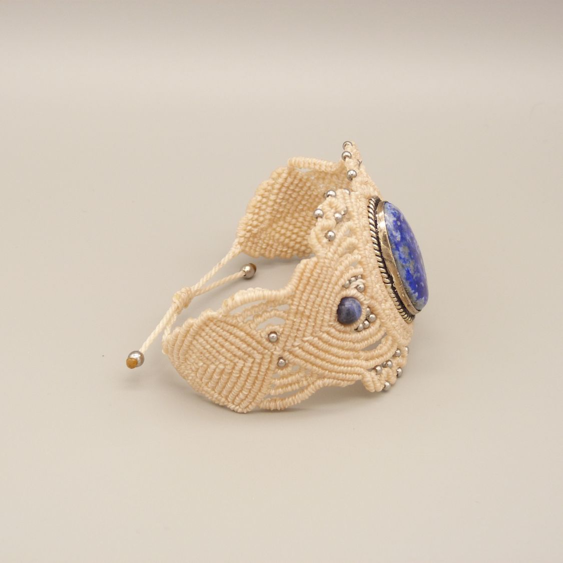 Bracelet en micro-macram&eacute; beige clair avec un lapis lazuli