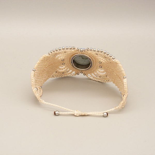 Bracelet en micro-macram&eacute; beige clair avec une agate sertie