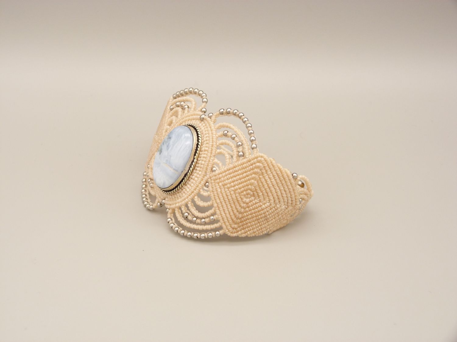 Bracelet en micro-macram&eacute; beige clair avec une agate sertie