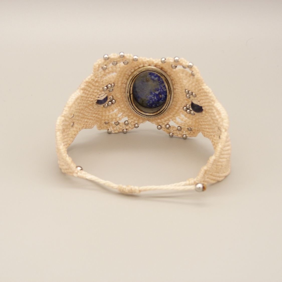 Bracelet en micro-macram&eacute; beige clair avec un lapis lazuli
